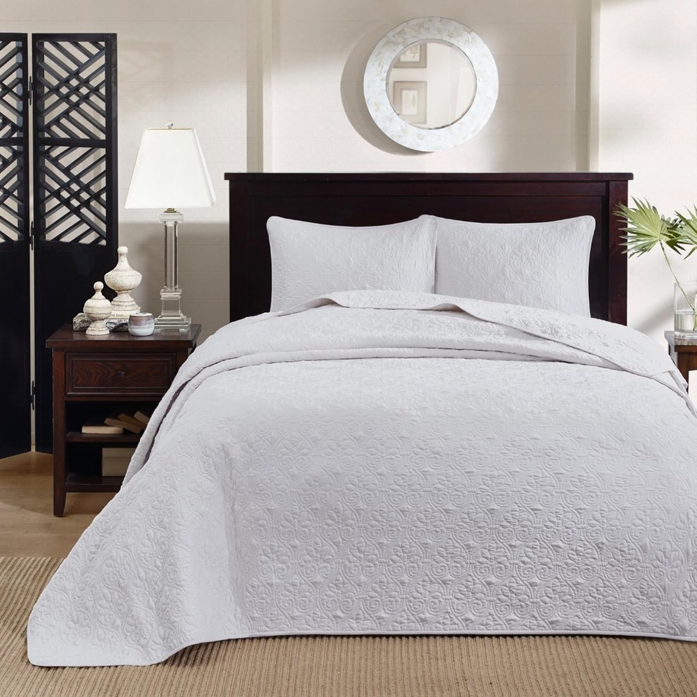 NEW Madison Park Mansfield Bedspread Set – Queen Size (White)